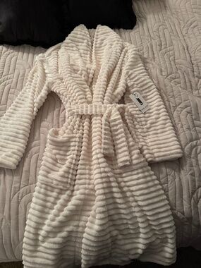 Nwt Nine West ribbed robe